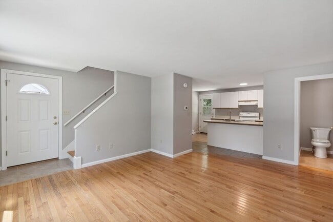 Building Photo - 10 Rose Terrace Cir