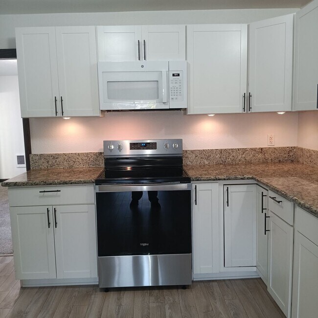 Building Photo - Great Home & Office is Ready for you in Jefferson!