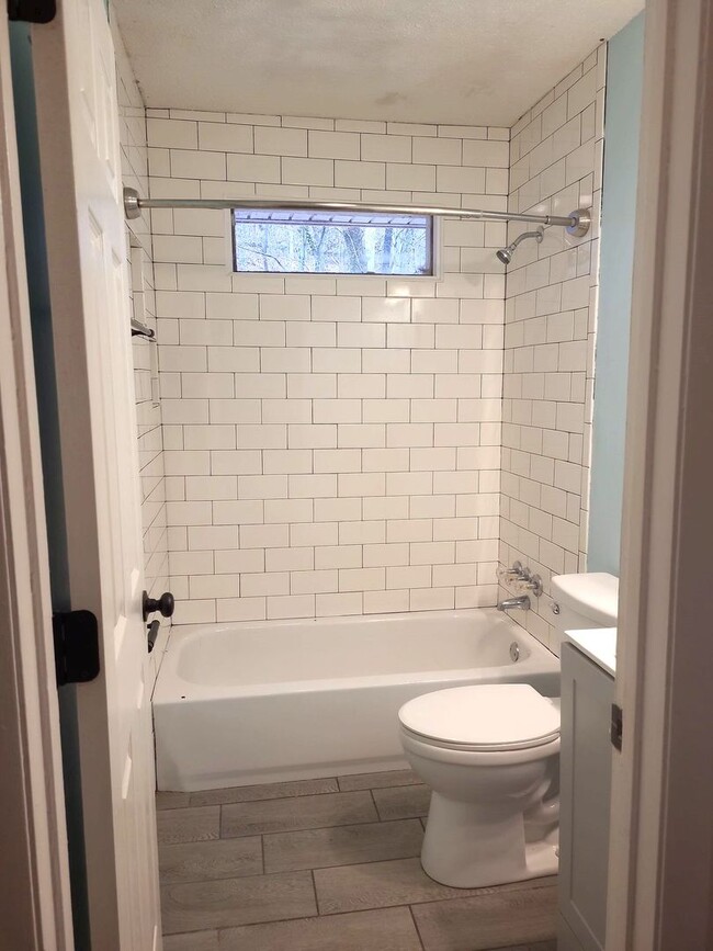 Building Photo - Available in Red Bank! 2 Bedroom 1 Bathroom with Covered Porch!