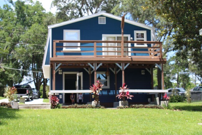 Building Photo - Beautiful 2 bedroom Lakefront Home