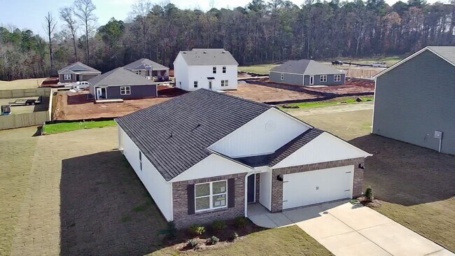 Building Photo - Caffee sub-division, very close to Mercedes plant, one level 4 Bedroom/2 Bath 1774 sqft