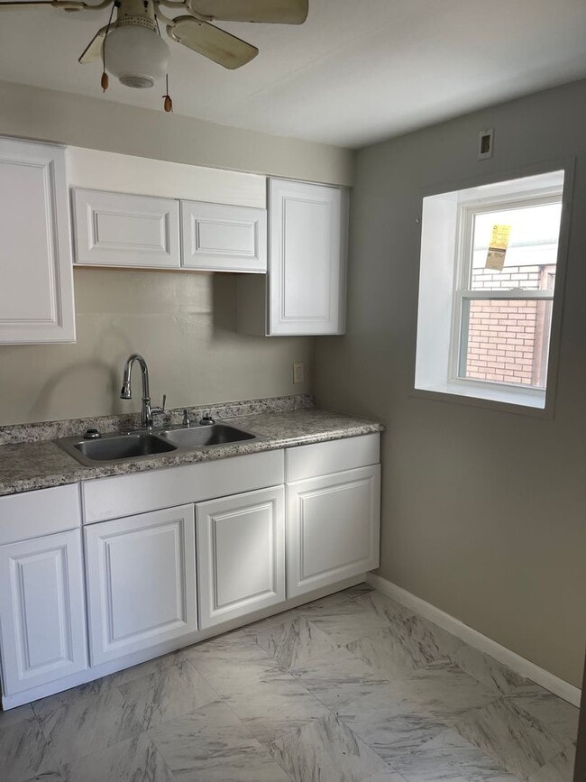 Building Photo - 1034 Chelton Ave