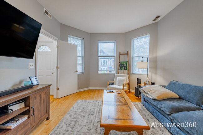 Building Photo - 3242 N Hoyne-1