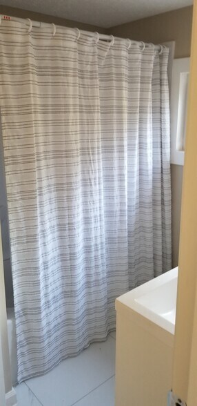 Full size tub and shower - 4403 Strawberry Plains Pike