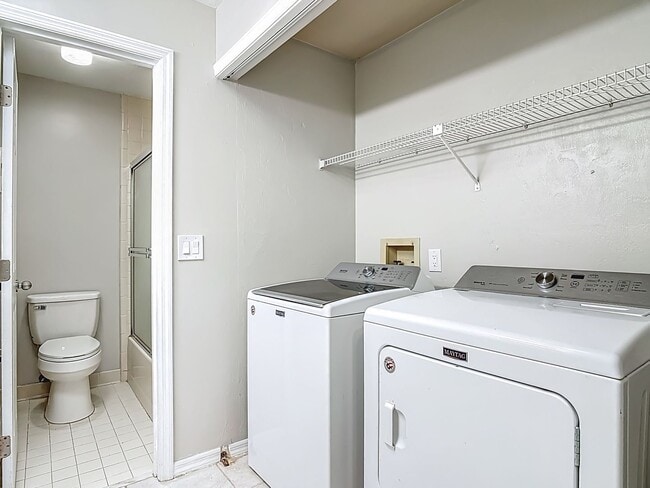 Building Photo - UPDATED 2 Bed, 2 Bath Home with Screened Lanai & Garage!