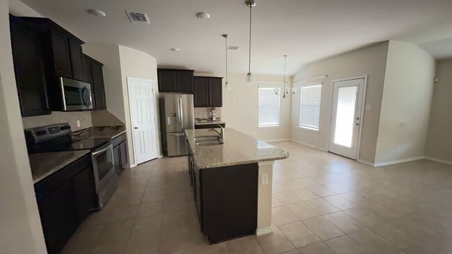 Building Photo - 4 bedroom 2 bathroom house! HOUSING ACCEPTED!
