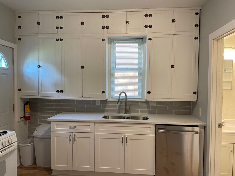 Kitchen - 108 Glenwood Ave