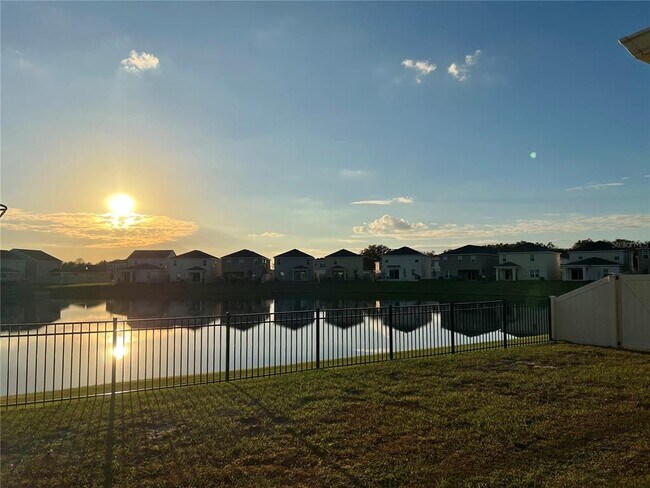 Building Photo - 5353 Royal Point Ave