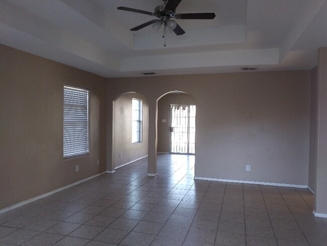 Building Photo - 4720 Sandpiper Ave