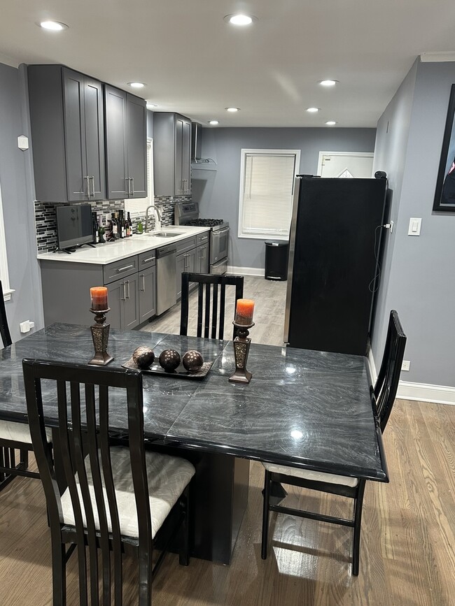 Building Photo - 8201 S Homan Ave