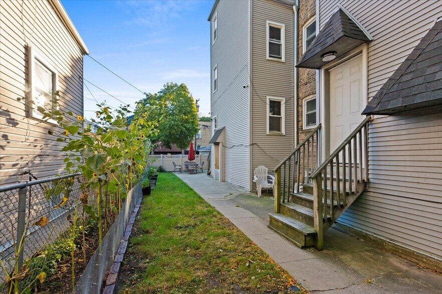 Building Photo - 2520 W Belle Plaine Ave