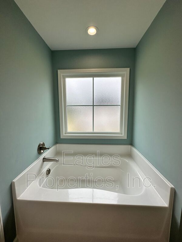 Building Photo - 451 Fallingbrook Dr