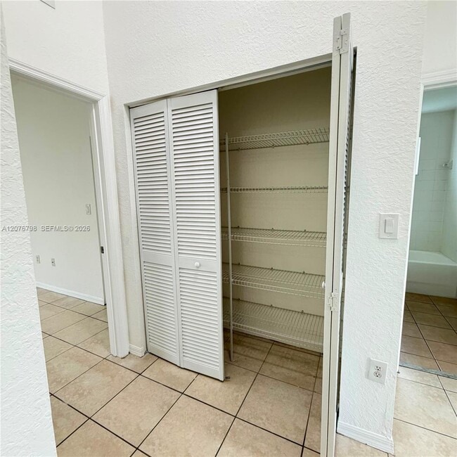 Building Photo - 923 SE 16th Ct