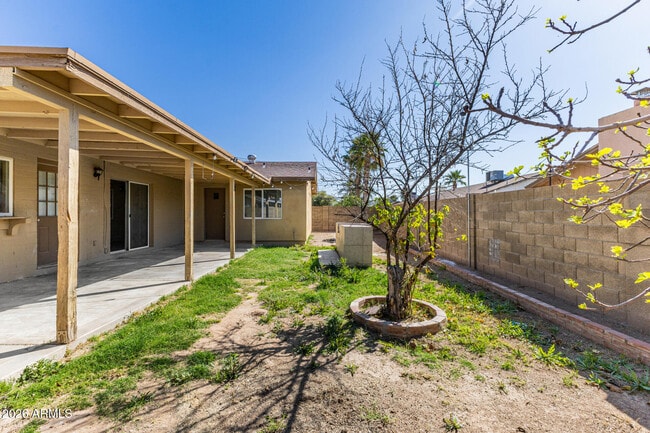 Building Photo - 5227 W Poinsettia Dr