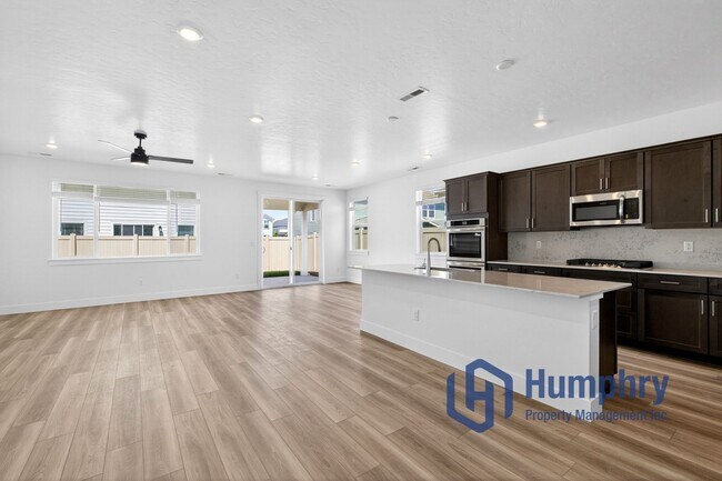 Building Photo - Beautiful home minutes from Costco