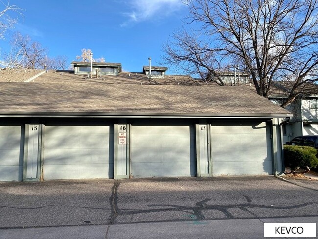 Building Photo - Tri-Level Townhome in Central Fort Collins!