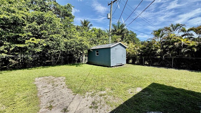 Building Photo - 320 Holloway Dr