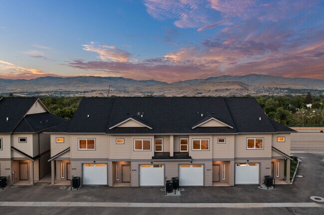 Building Photo - 2213 S Federal Way