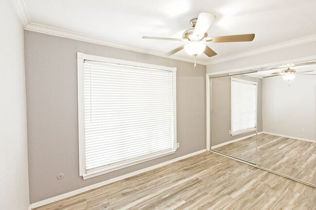 Building Photo - 10590 High Hollows Dr