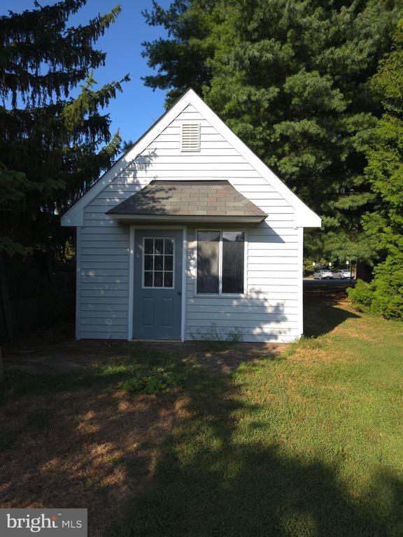 Building Photo - 10 Maple Ave