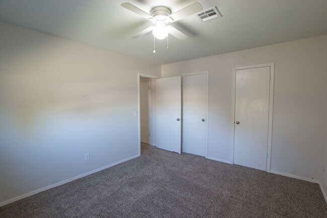 Building Photo - MORE SPACE. MORE CONVENIENCE. A GREAT CENTRAL MOORE LOCATION.