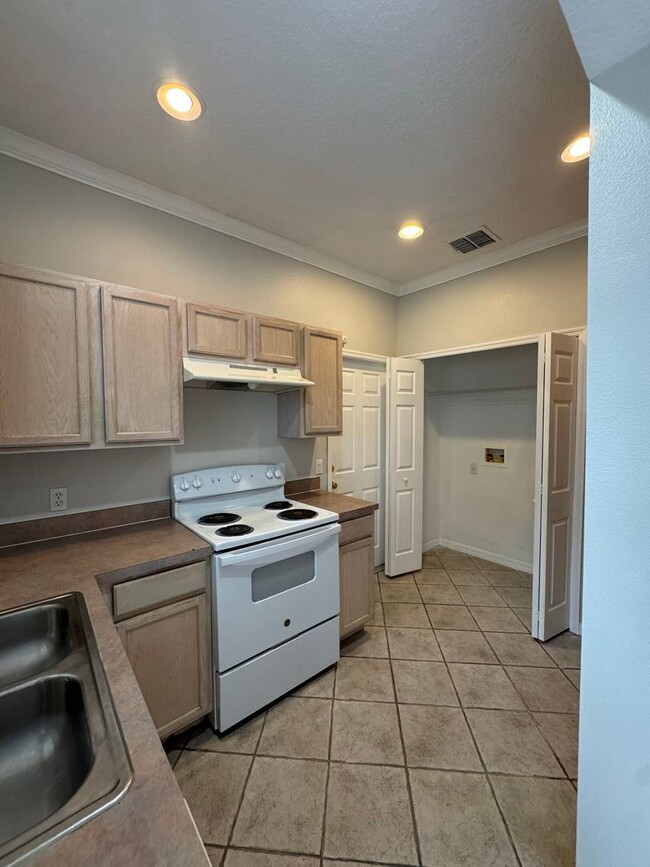 Building Photo - Avalon Park Town Center Townhome: 3 Bedroo...