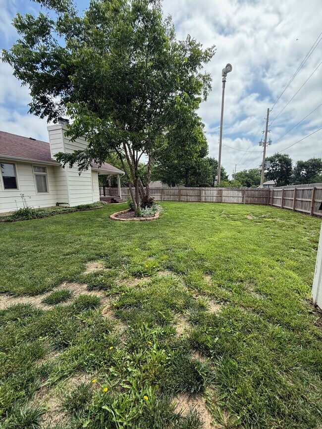 Building Photo - Spacious 3 Bedroom, 2 Bath - Your Derby Ho...
