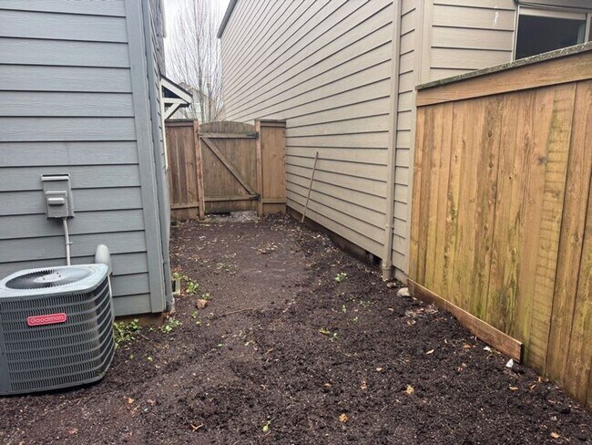 Building Photo - Spacious 3 Bedroom, 2.5 Bathroom Home in Prime Location