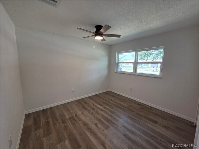 Building Photo - 4450 Essex Ln