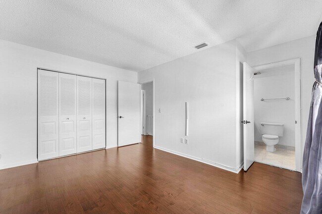 Building Photo - 8566 Casa Del Lago