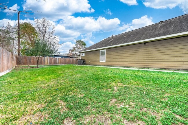 Building Photo - 3021 Sparrow St