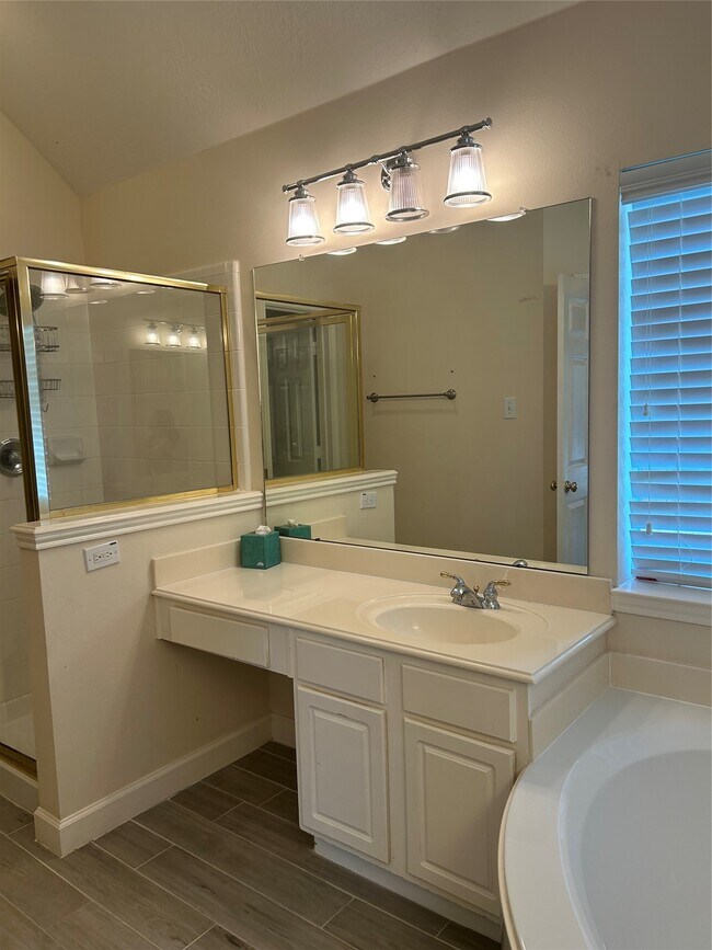 Building Photo - 18419 Autumn Park Dr