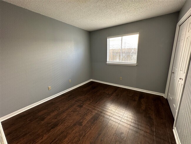 Building Photo - 3319 Green Fields Dr