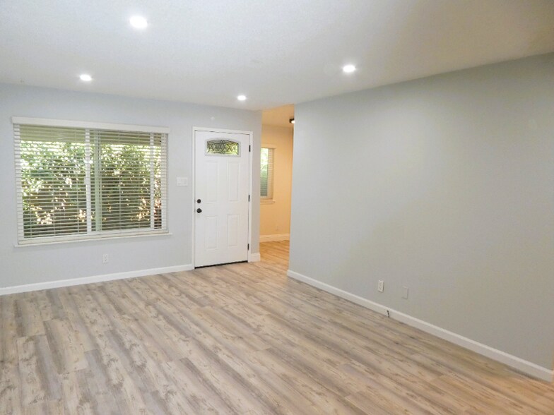 Building Photo - 974 Rose Ave