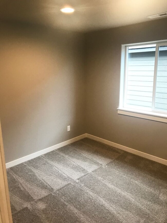 Building Photo - Single level home in Sisters!