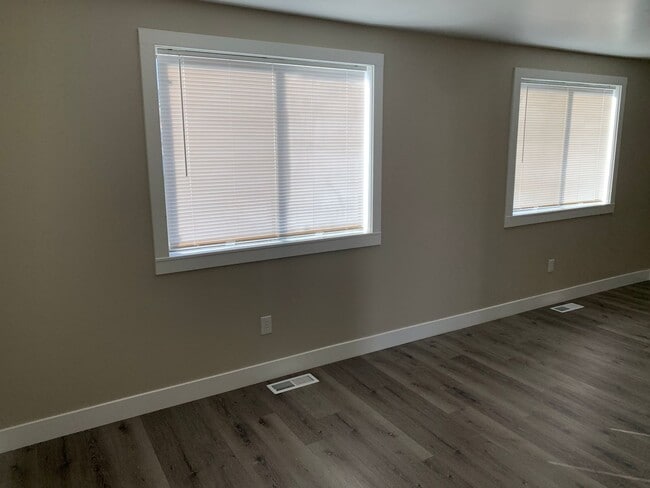 Building Photo - Updated 4 Bed Home with Large Yard