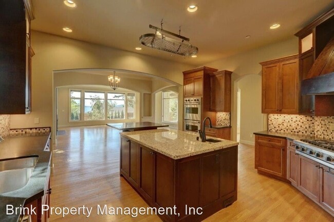 Building Photo - 4 br, 3.5 bath House - 10925 SE Lake Rd