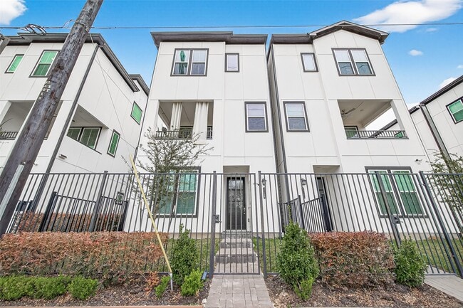 Building Photo - 2712 Grand Fountains Dr