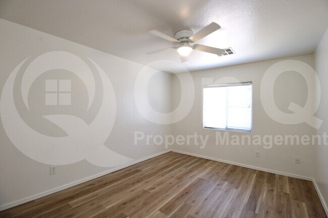 Building Photo - 3813 E Santa Fe Ln