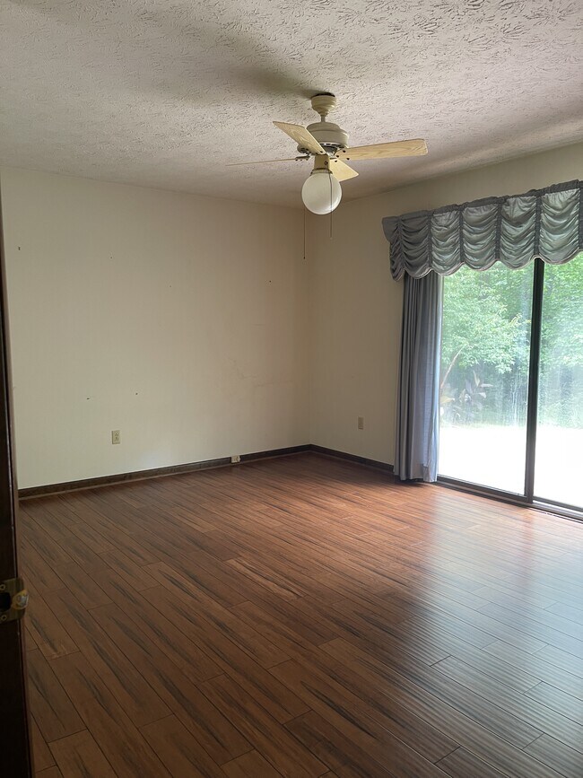 Building Photo - 170 Longview Dr