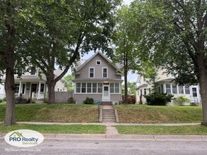 Building Photo - Charming 3 Bedroom Home