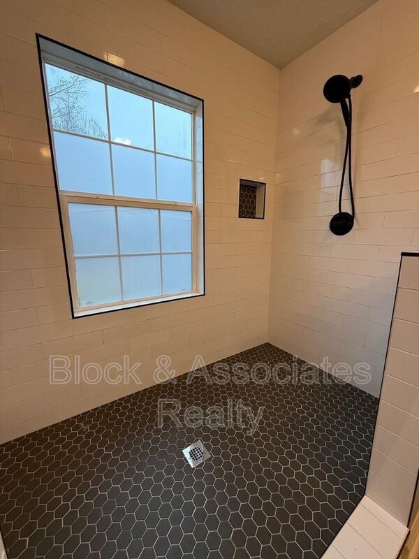 Building Photo - 285 Lennie Smith Rd