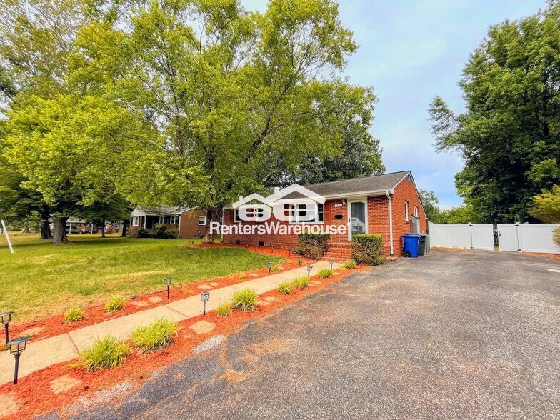 Building Photo - 531 Pagewood Dr
