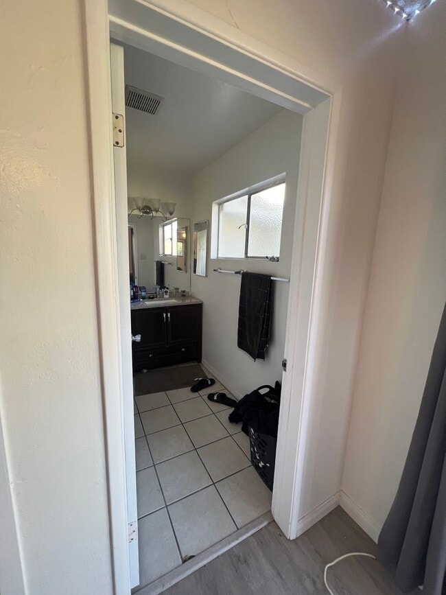 Building Photo - Updated 5 bedroom 3 bathroom house w/ HUGE YARD