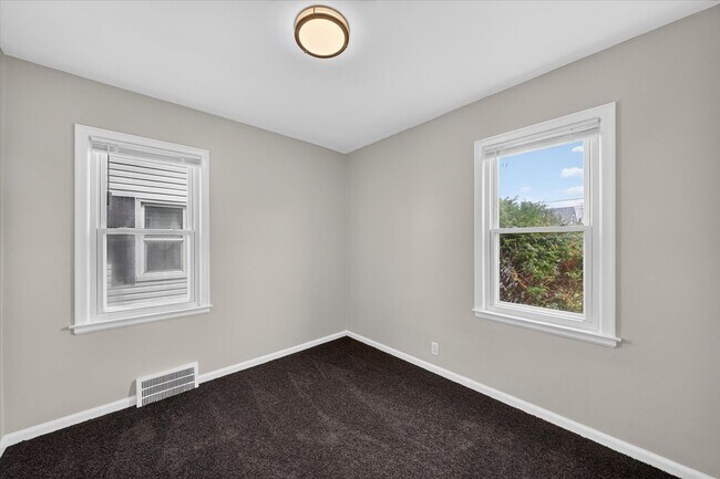 Building Photo - Charming 3-Bedroom Bungalow for Rent in Lincoln Park