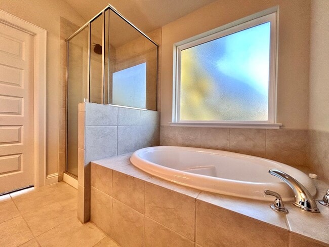 Building Photo - Charming 4/BR 2/BA Home with 2-Car Garage and Private Fenced Backyard