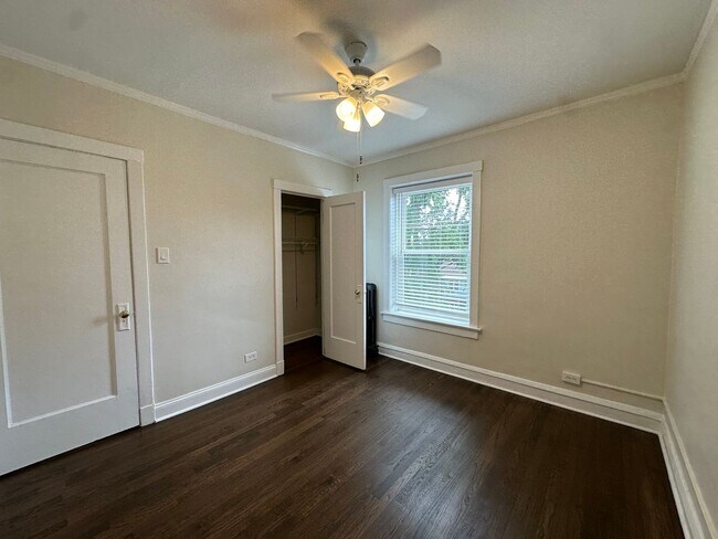 Building Photo - 1377 W Greenleaf Ave