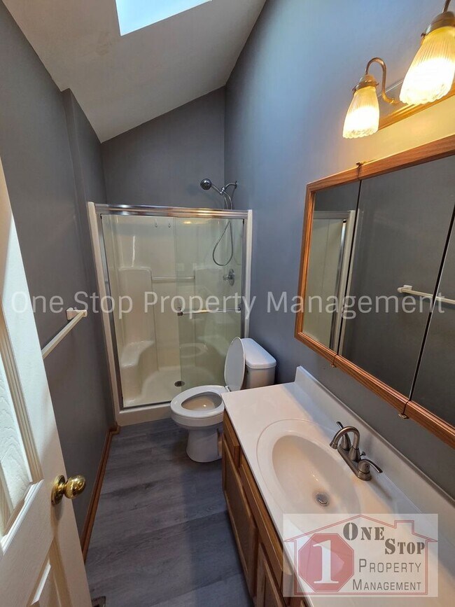 Building Photo - Charming Split Level 3 Bedroom Home in Kansas City!