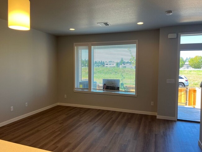Building Photo - Beautiful, Newer Townhome!  Walking distance to many amenities.