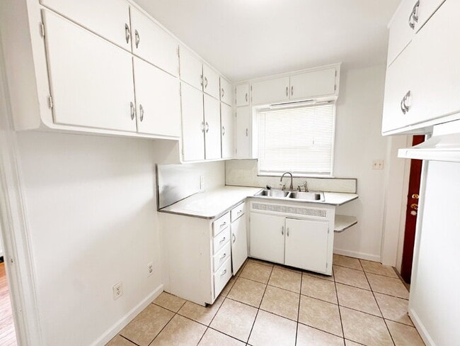 Building Photo - EAST SIDE 3 BEDROOM WITH BASEMENT!  AVAILABLE NOW!